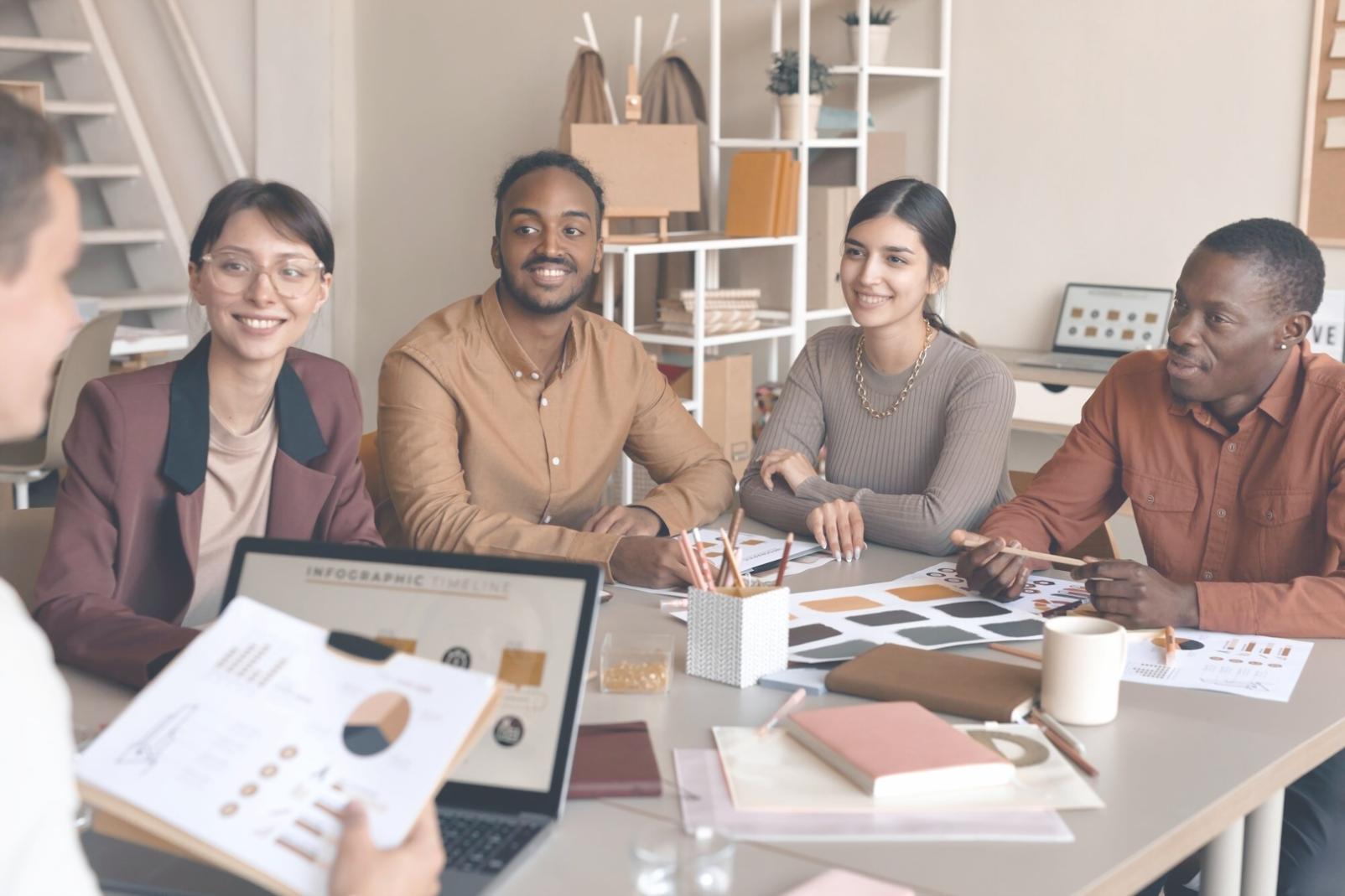 Herramientas y recursos educativos utilizados en los programas de formación financiera de Calytrexion