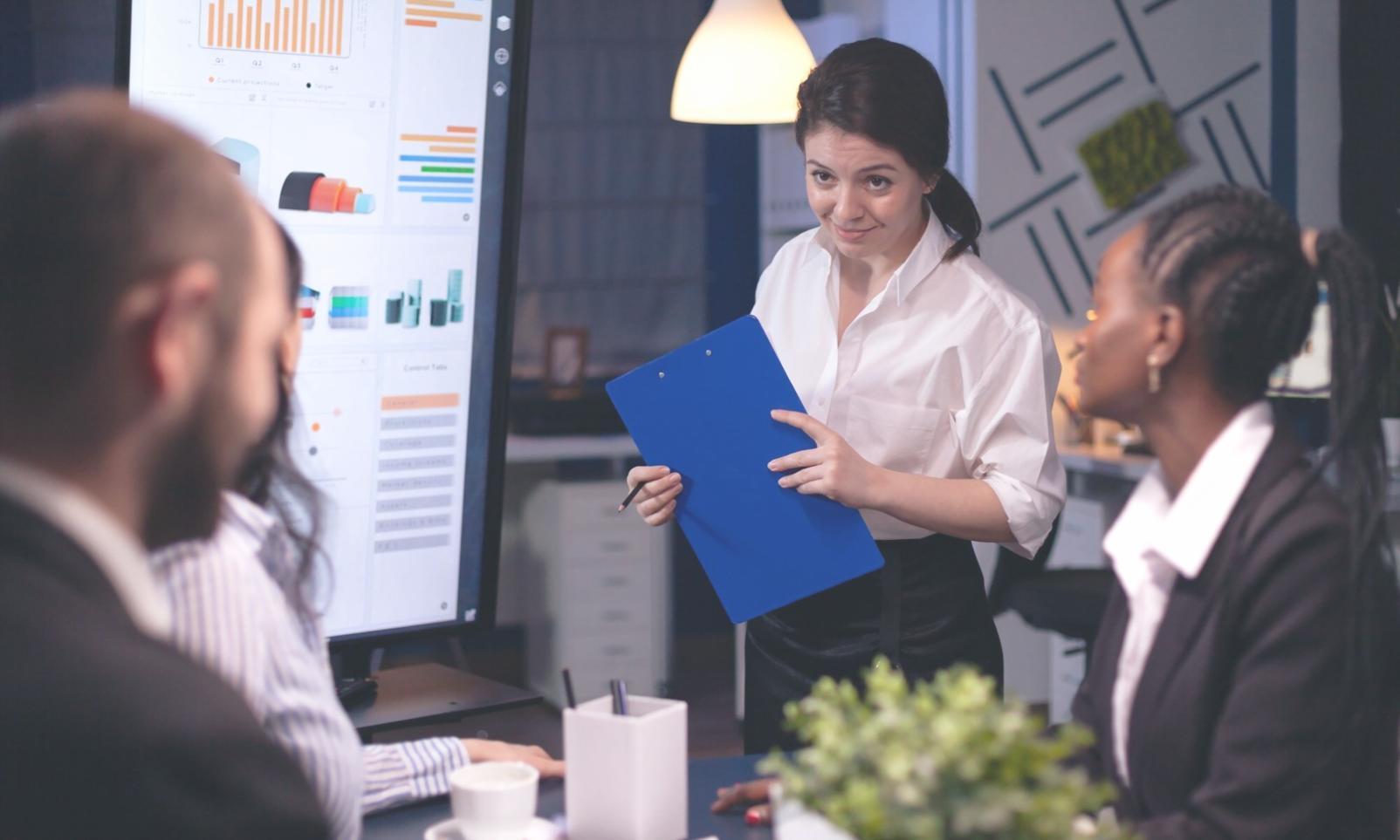 Espacio de trabajo colaborativo donde empresarios discuten estrategias de presupuesto