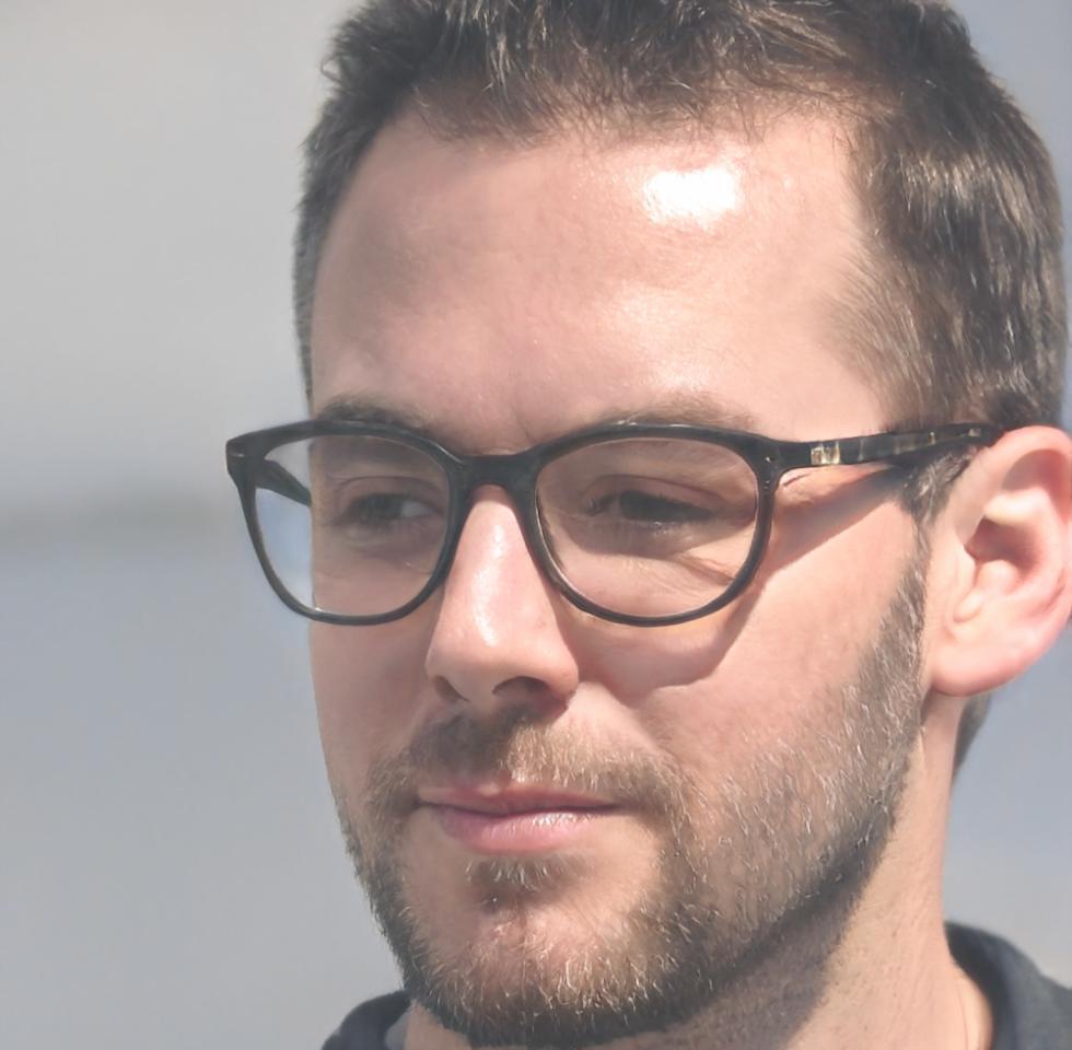 Retrato de Aitor, propietario de ferretería