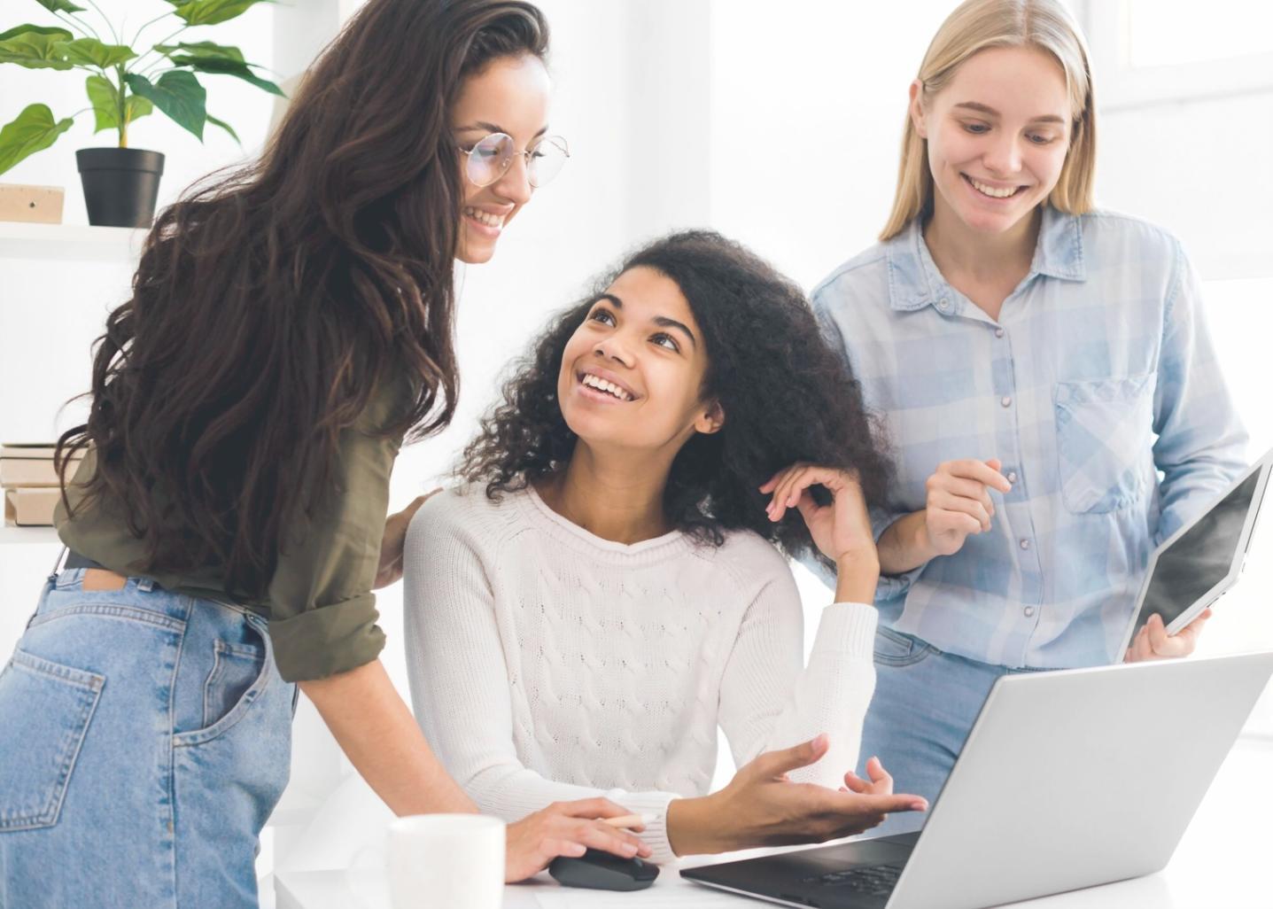 Sesión formativa práctica con materiales personalizados sobre finanzas empresariales