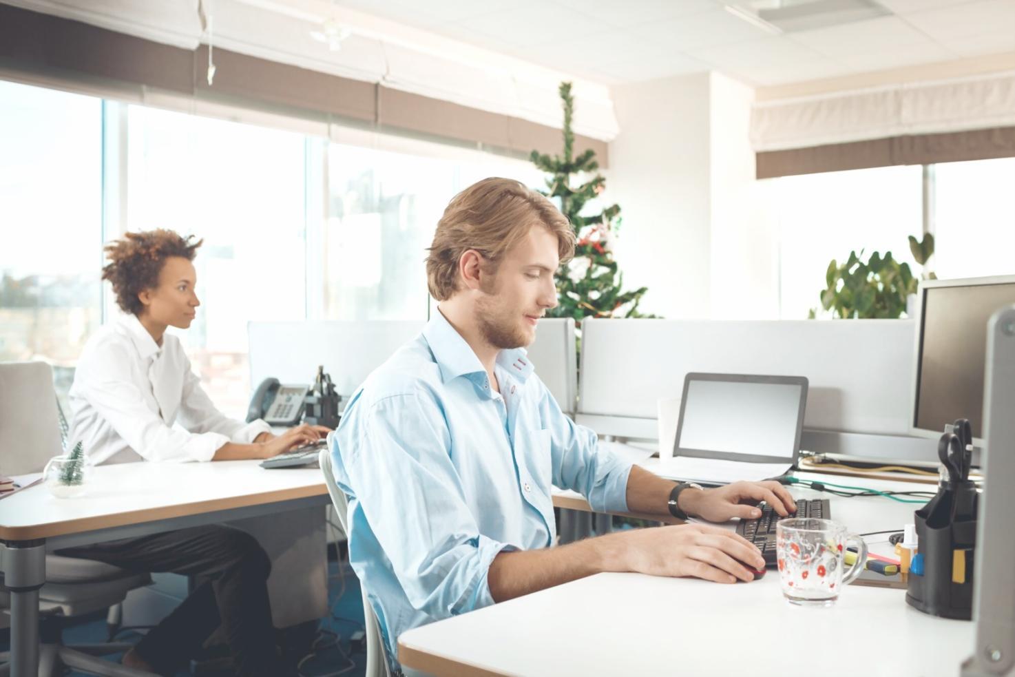 Reunión de trabajo revisando documentación financiera