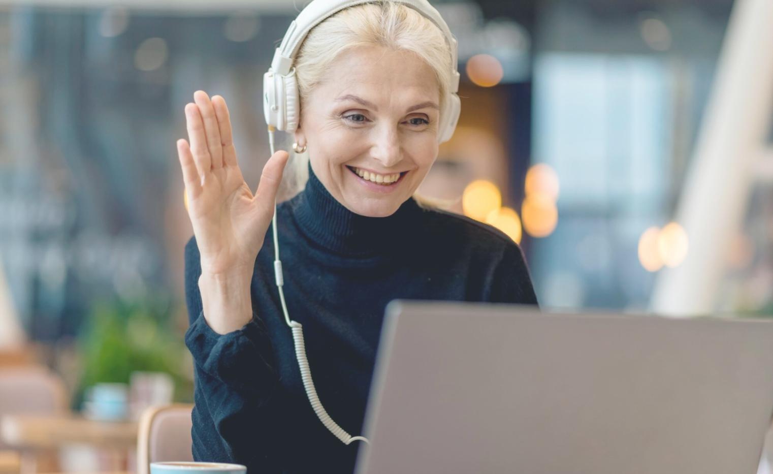 Espacio de trabajo con documentos financieros y calculadora