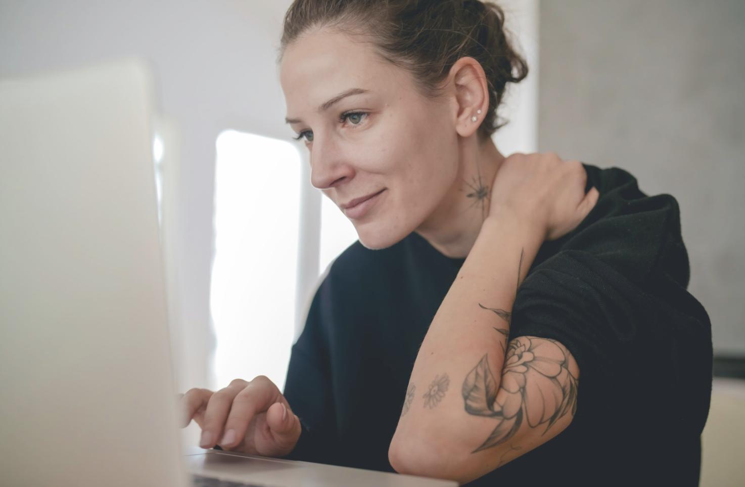 Sesión práctica de análisis de costes con participantes revisando documentos financieros